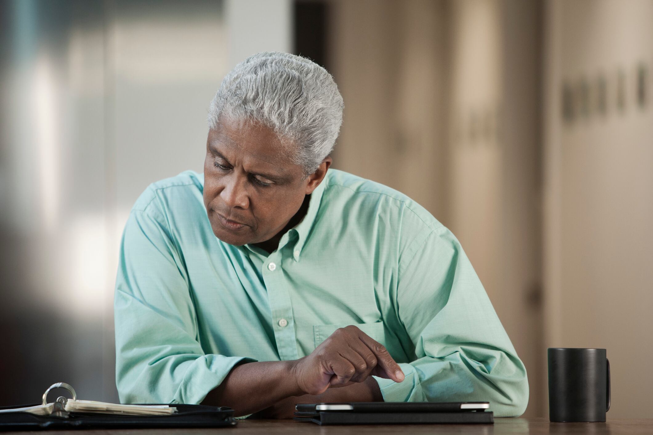 Pensionado revisando calendario, imagen de referencia // Getty Images