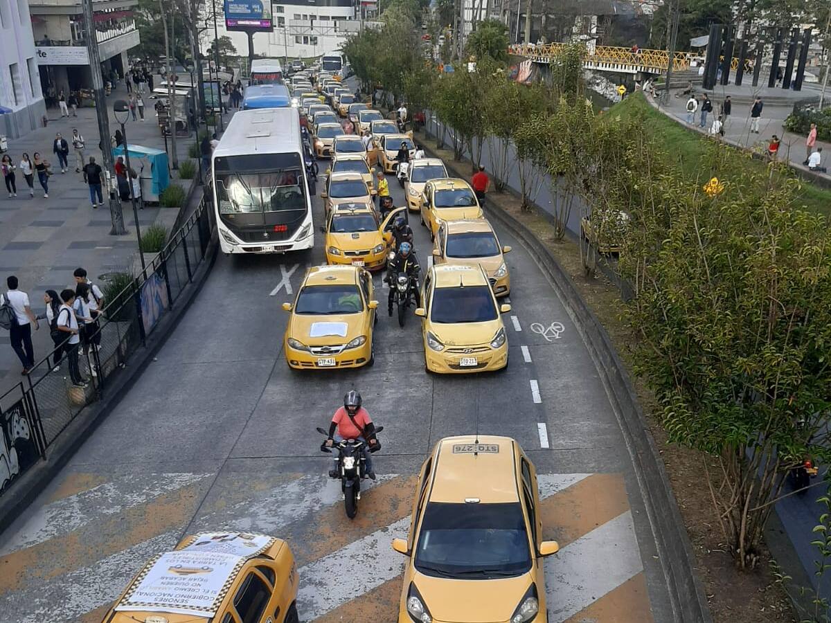 Con ‘pitazón’ por calles de Manizales, taxistas protestaron en contra del Gobierno