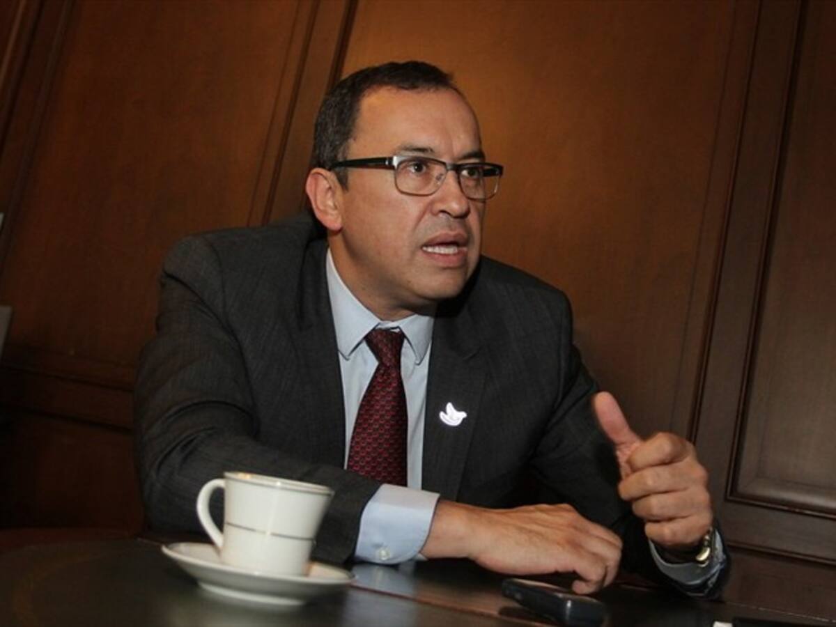 Aplazan versión libre de Alfonso Prada en la Procuraduría