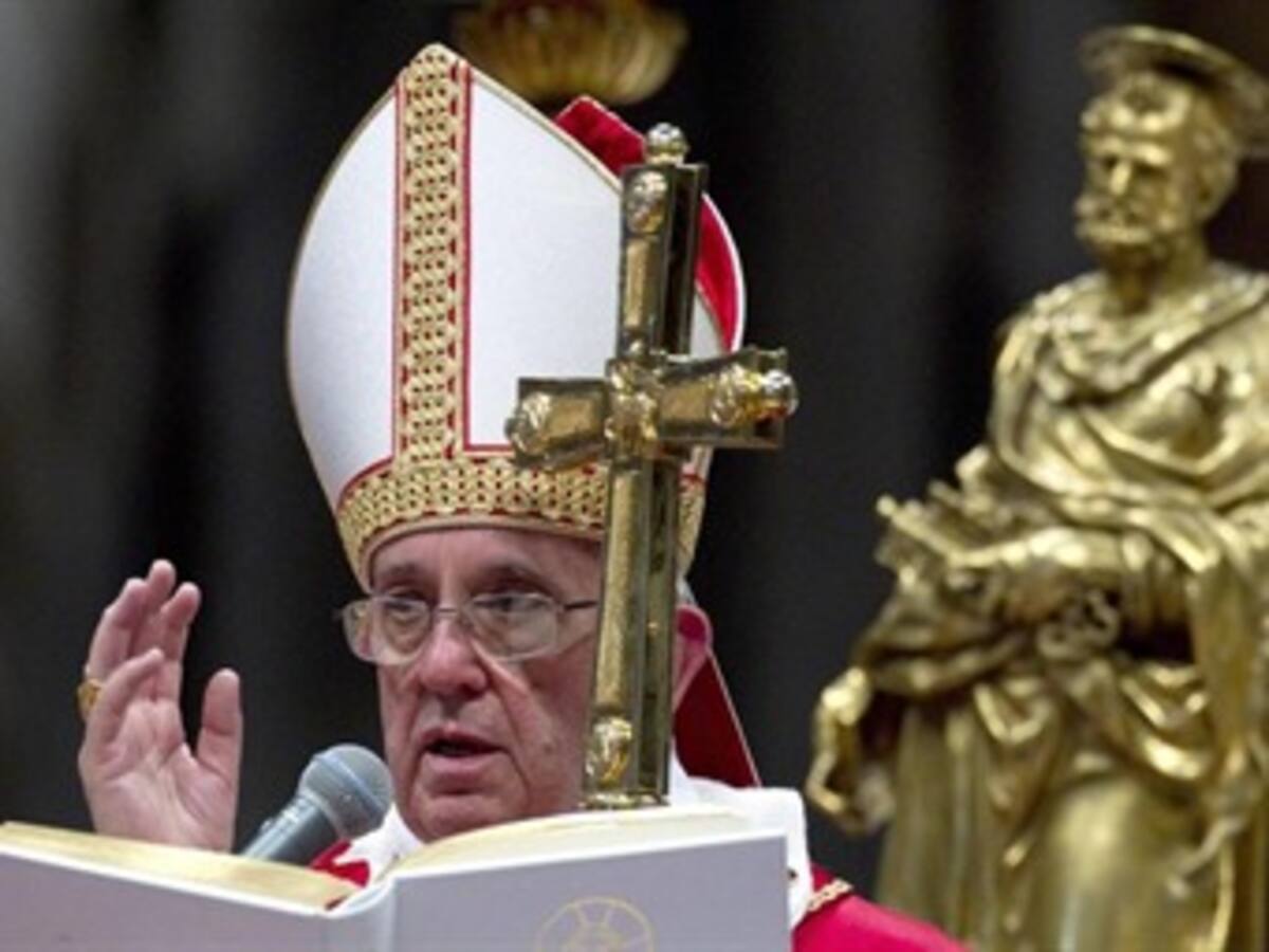 El papa impuso el palio, símbolo de comunicación, a 35 nuevos arzobispos