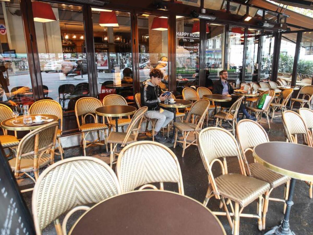 París aumenta restricciones: cierra bares y cafés