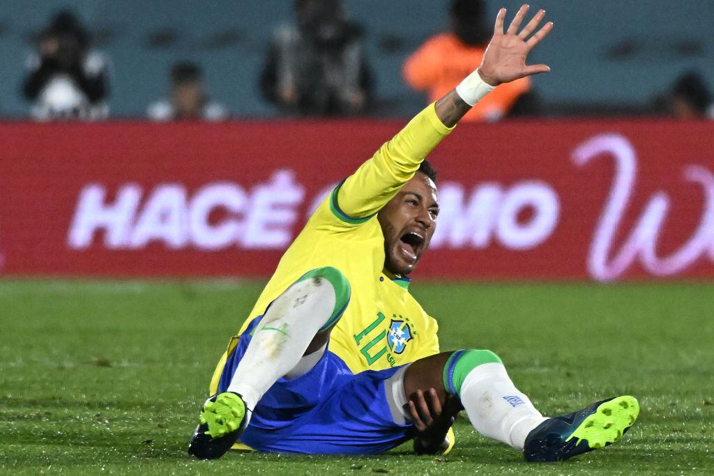 Neymar reacciona a su lesión en la rodilla izquierda en medio del partido Brasil vs. Uruguay (Photo by Guillermo Legaria/Getty Images)