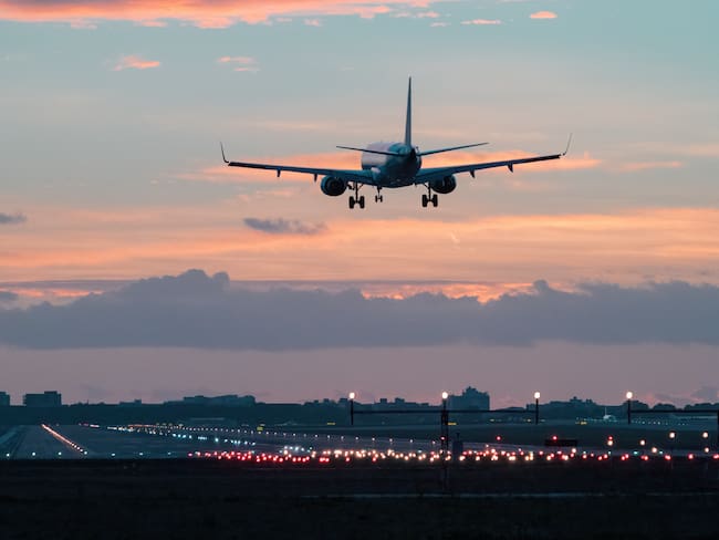 Avión aterrizando en un aeropuerto (Foto: Getty Images)