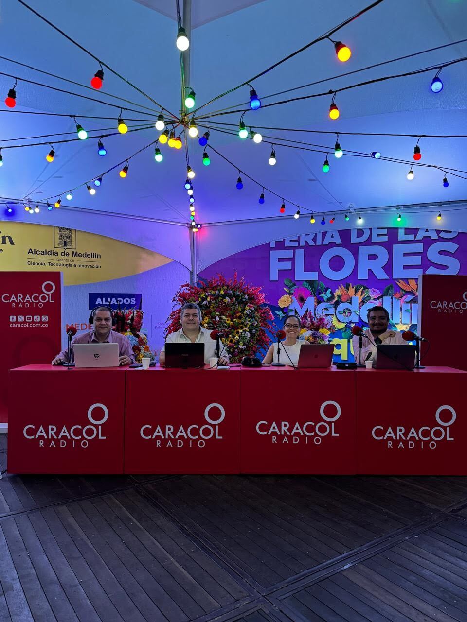 Equipo de 6AM HOY POR HOY de CARACOL RADIO en la Feria de las Flores en Medellín. Foto: Caracol Radio.