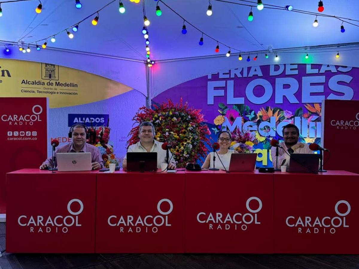 Transmisión en VIVO de 6AM de CARACOL RADIO desde la Plaza de las Flores en Medellín