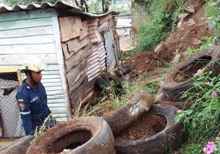 Lluvias siguen provocando emergencias en Santa Marta. /FOTO BOMBEROS