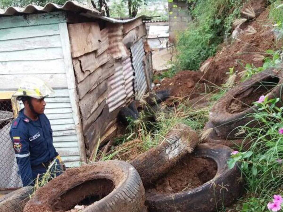 Colapsan dos viviendas por torrencial aguacero en Santa Marta