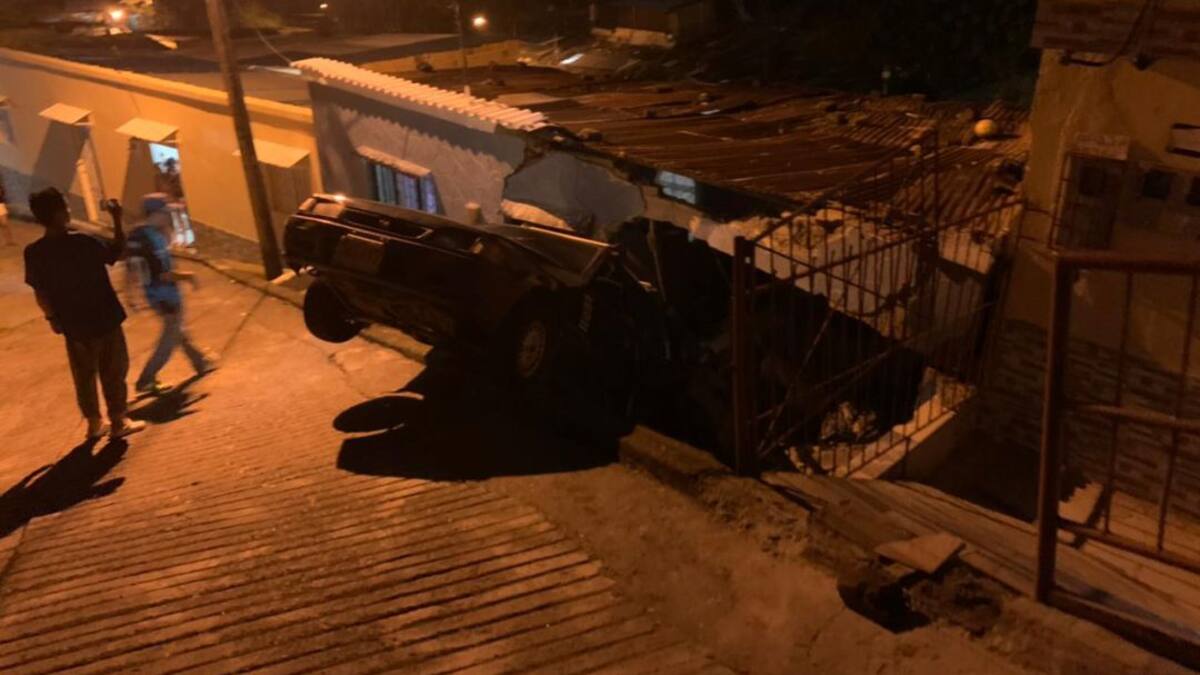 Susto en el barrio Inem: Un vehículo chocó contra una vivienda