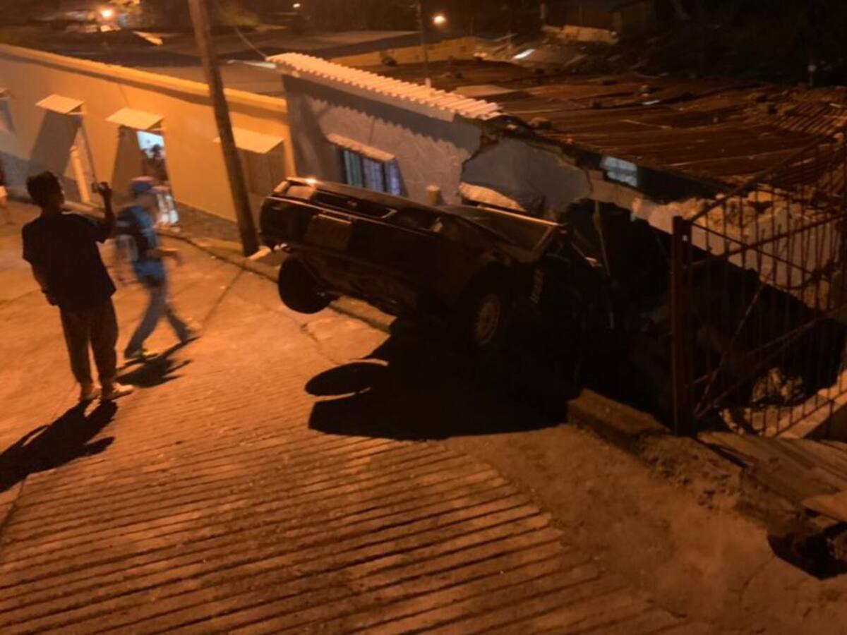 Susto en el barrio Inem: Un vehículo chocó contra una vivienda
