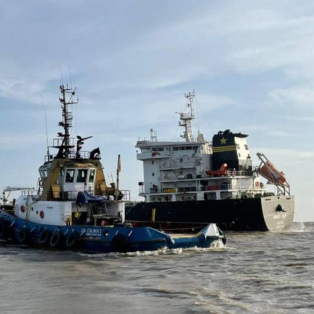 Desencallada embarcación en Bocas de Ceniza