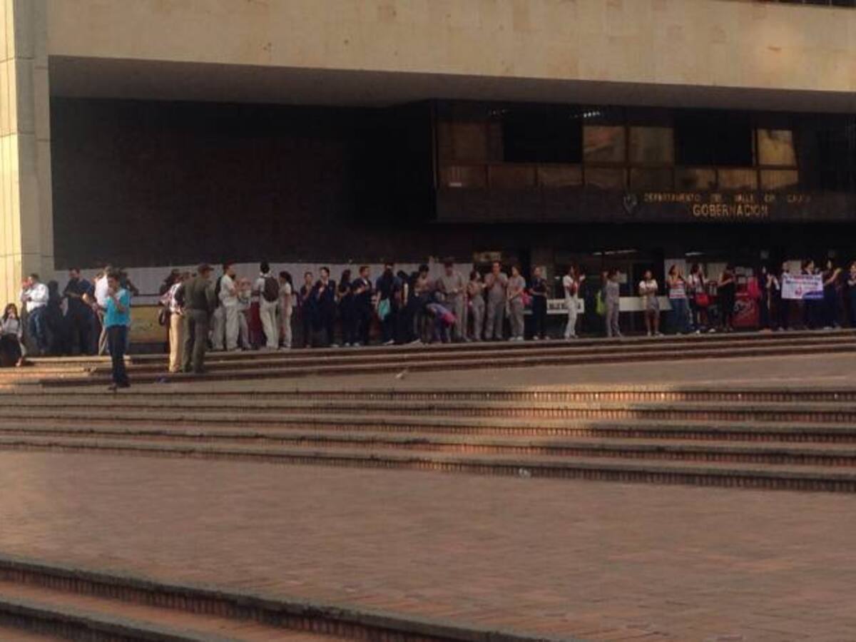Estudiantes de medicina de la Universidad del Valle bloquearon entrada a la Gobernación