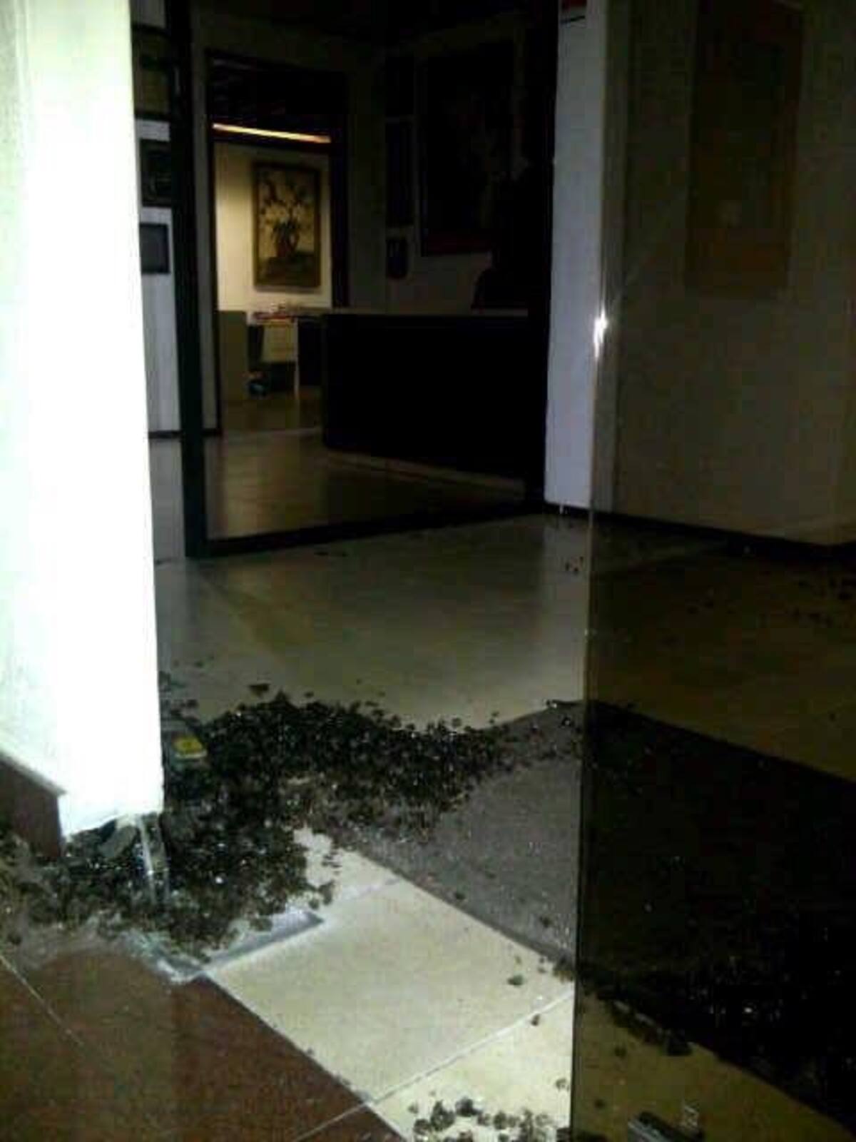 Las puertas y las ventanas fueron destrozadas cuando el alcalde de Caracas fue detenido por las fuerzas armadas de Venezuela, quienes irrumpieron en su oficina sin orden de captura.