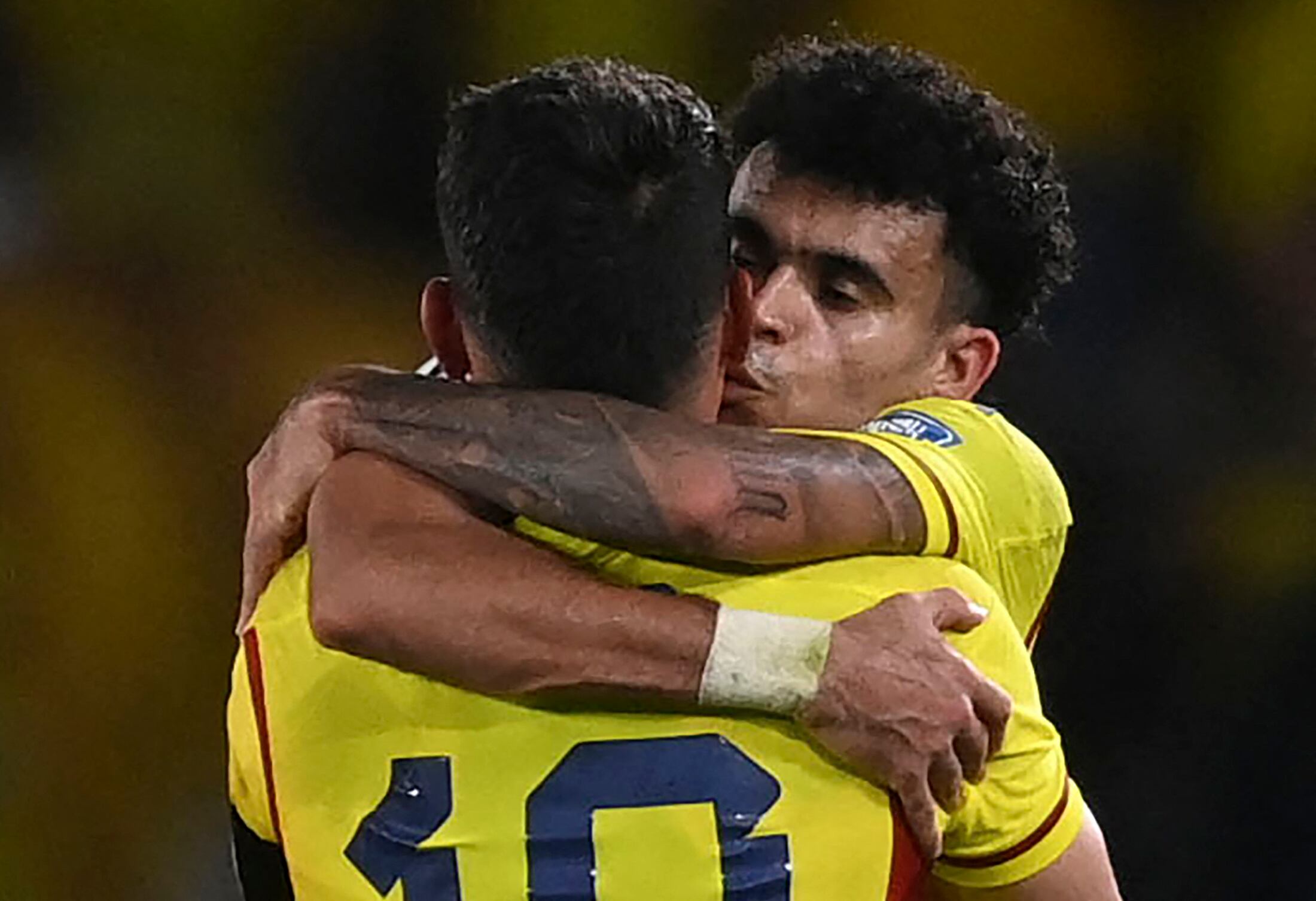Luis Díaz y James Rodriguez. (Photo by Juan BARRETO / AFP) (Photo by JUAN BARRETO/AFP via Getty Images)
