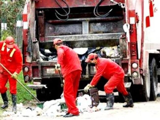 Operadores privados de aseo serían subcontratistas para recoger basuras