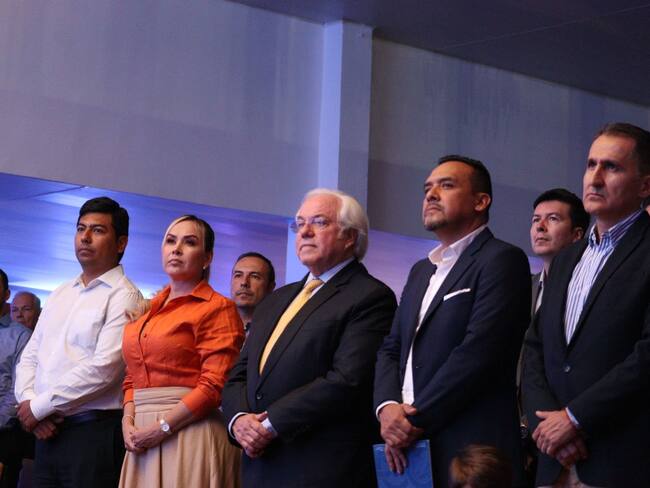 Carlos Enciso, presidente ejecutivo de la Cámara de Comercio de Ibagué acompañado por Freddy Castañeda, Julián Dominguez, Johana Aranda y Orlando Pacheco.