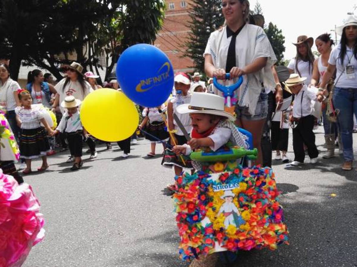 Más de 500 silleteritos desfilaron en Medellín con mensajes de paz