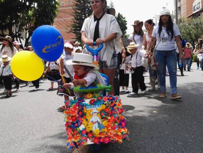 Más de 500 silleteritos desfilaron en Medellín con mensajes de paz