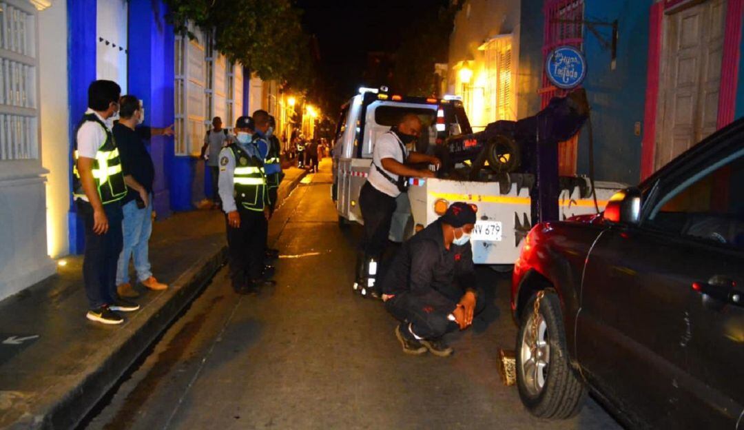 Fueron retirados vehículos de los andenes y demarcados con la señal de prohibido parquear.