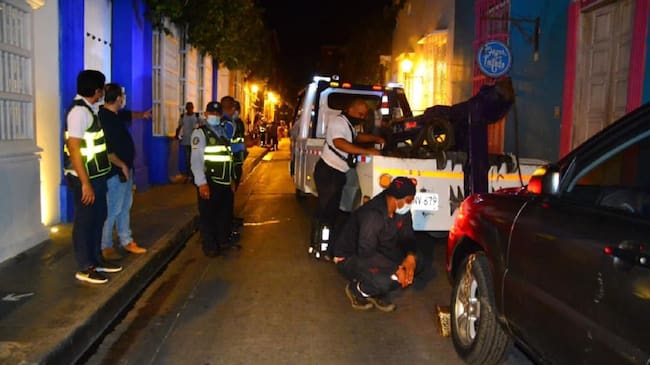 Fueron retirados vehículos de los andenes y demarcados con la señal de prohibido parquear.