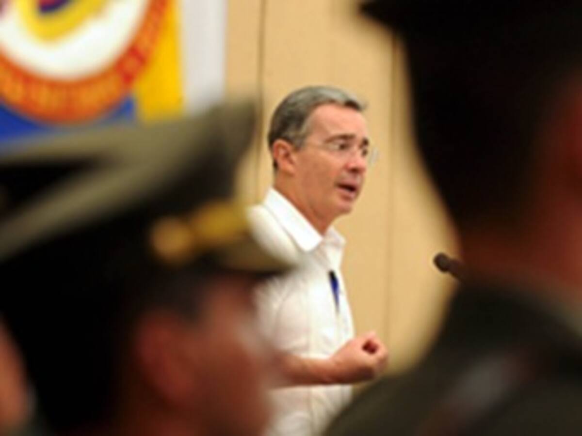 Uribe defiende la extradición de los jefes paramilitares
