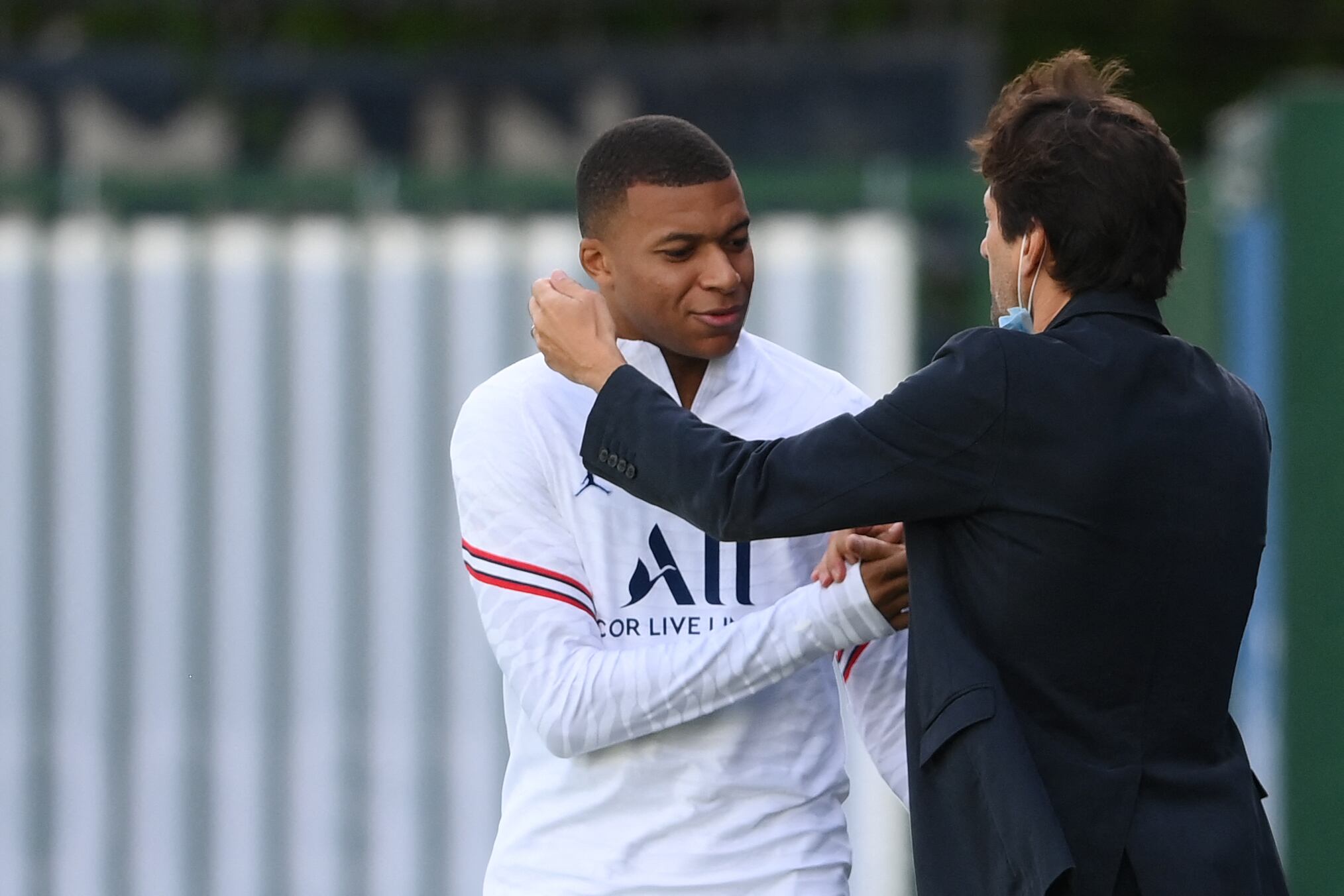 Kylian Mbappé junto a Leonardo. (Photo by FRANCK FIFE/AFP via Getty Images)