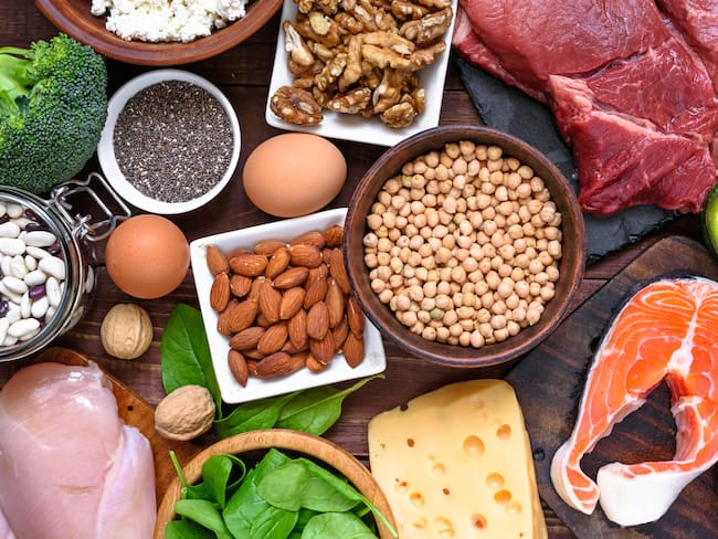 Alimentos de alto valor proteico organizados sobre una mesa (Getty Images)