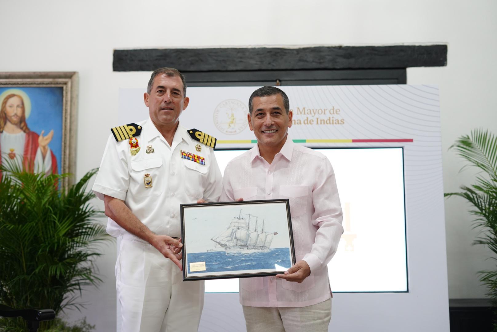 Dumek Turbay reconoce al capitán del Buque Juan Sebastián de Elcano como huésped ilustre