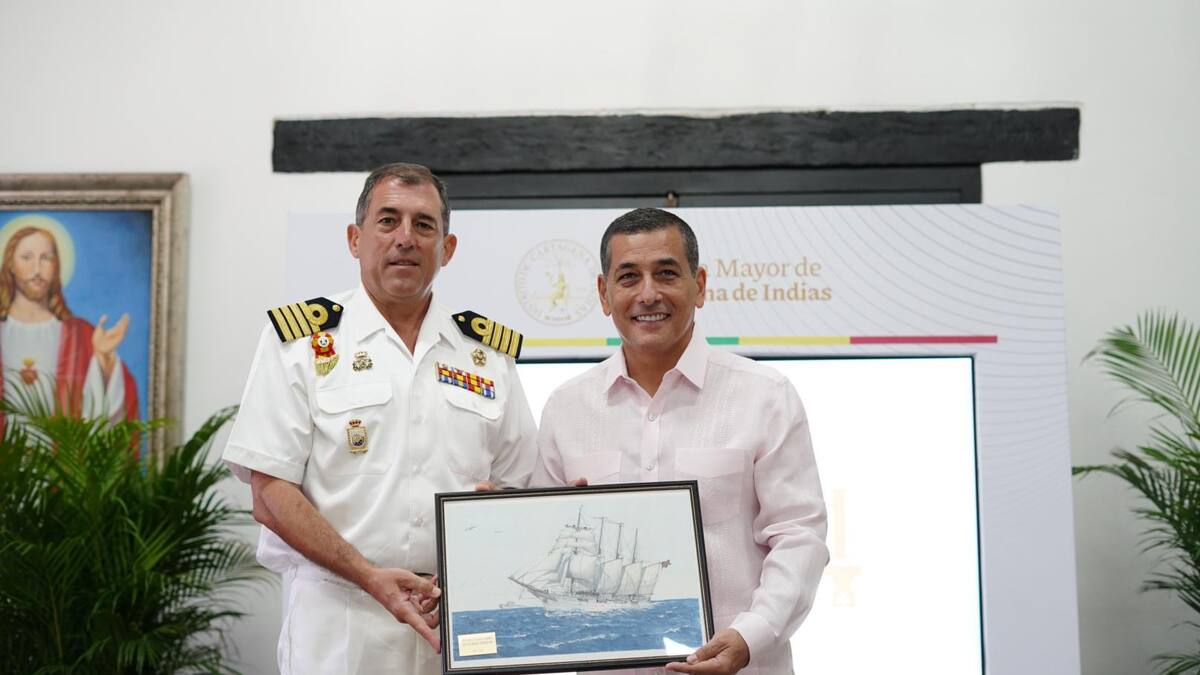 Dumek Turbay reconoce al capitán del Buque Juan Sebastián de Elcano como huésped ilustre