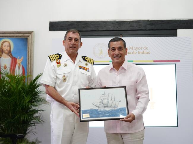 Dumek Turbay reconoce al capitán del Buque Juan Sebastián de Elcano como huésped ilustre
