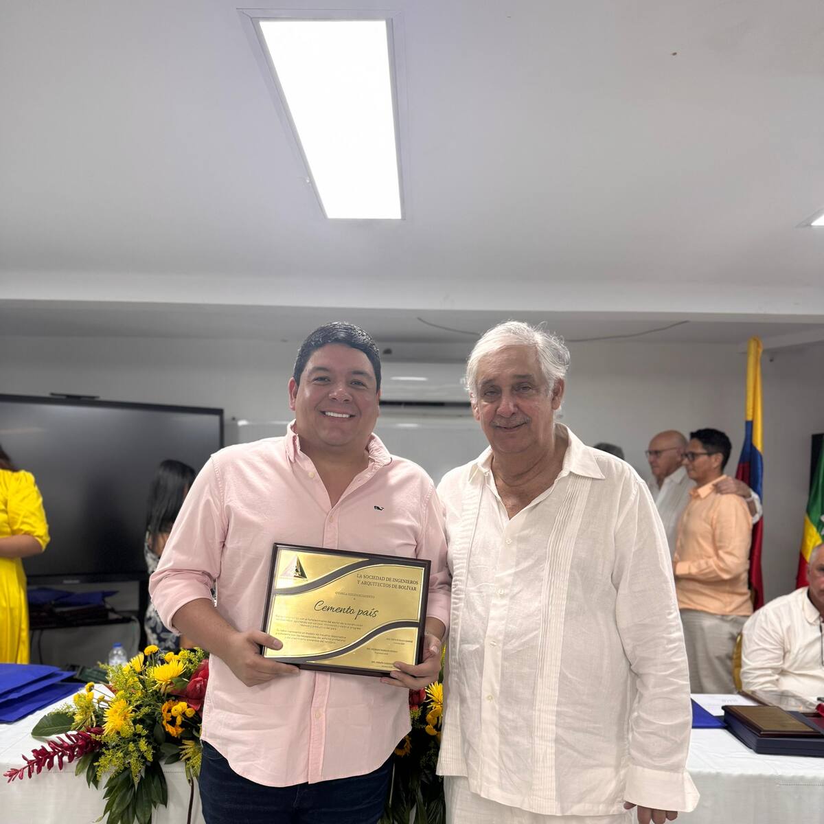 Cemento País, reconocido por la Sociedad de Ingenieros y Arquitectos de Bolívar