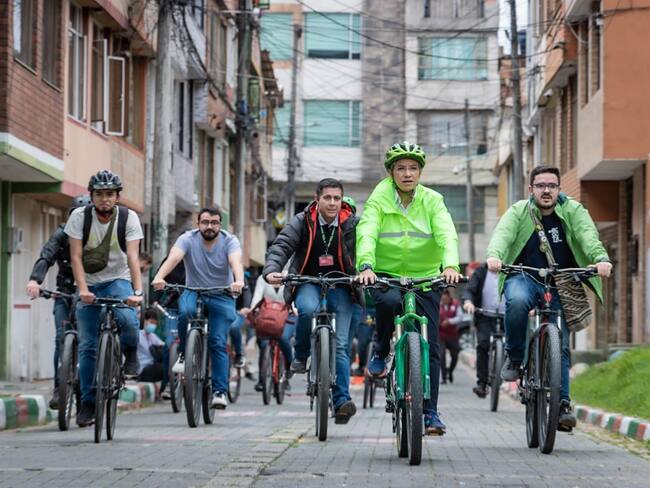 Claudia López recorre en bici las obras de infraetructura en Engativá.