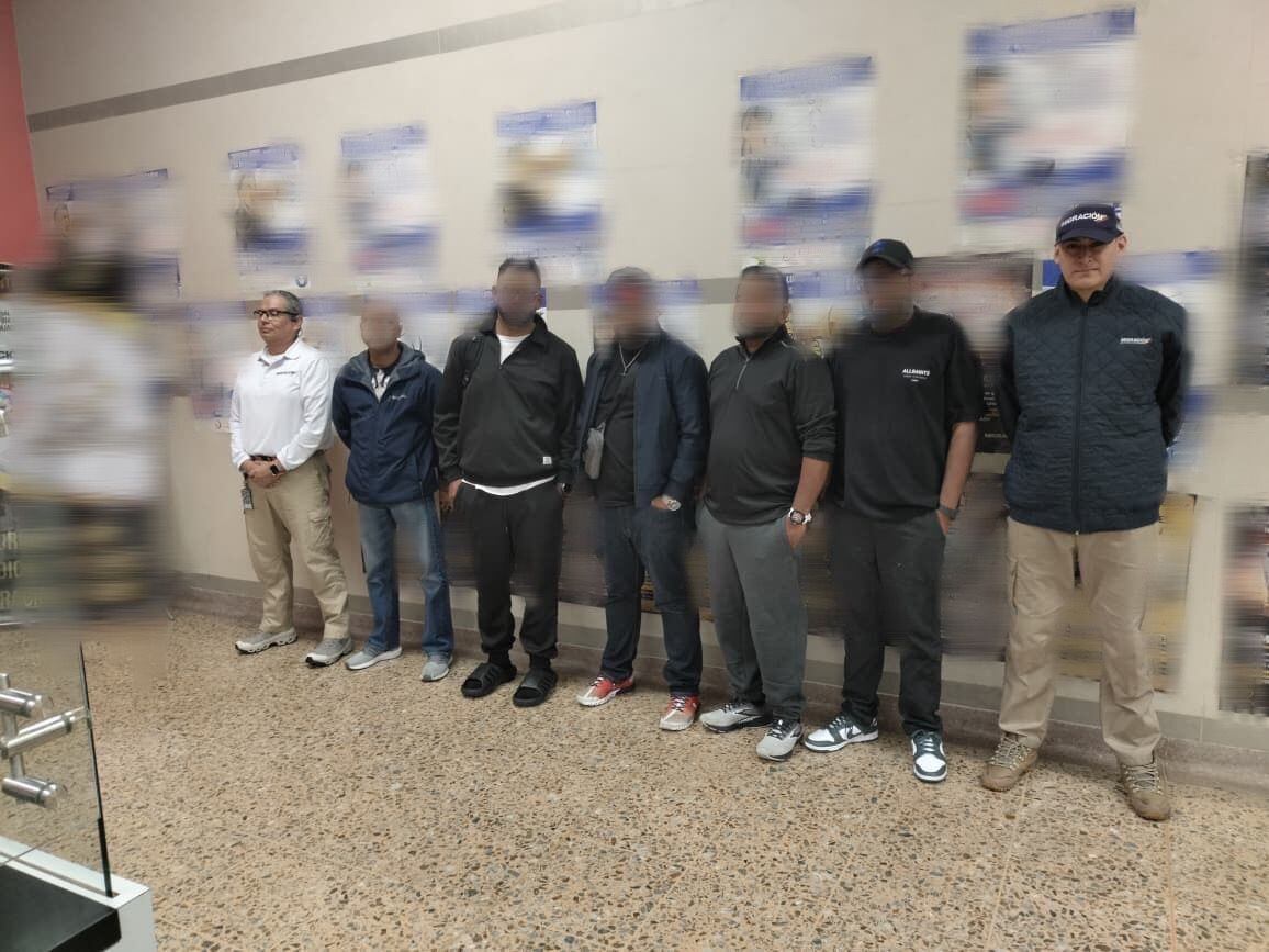 Extranjeros inadmitidos en el aeropuerto internacional José María Córdova. Foto: Migración Colombia.