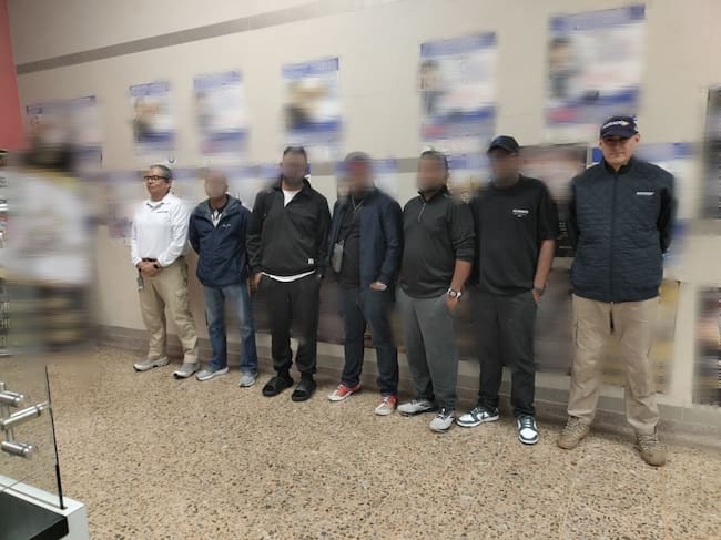 Extranjeros inadmitidos en el aeropuerto internacional José María Córdova. Foto: Migración Colombia.