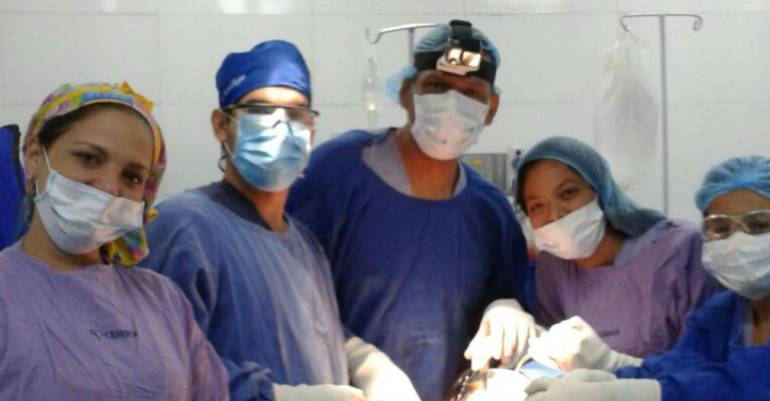Este fue el grupo de médicos que realizó la cirugía en Santa Marta. Cortesía Clinica Cehoca.