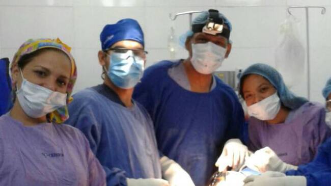 Este fue el grupo de médicos que realizó la cirugía en Santa Marta. Cortesía Clinica Cehoca.