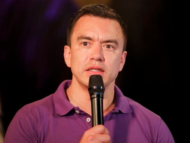 FOTODELDIA OLON (ECUADOR), 13/04/2025.- El presidente de Ecuador y candidato a la reelección, Daniel Noboa, habla luego de conocer los resultados electorales este domingo, en Olón (Ecuador). Noboa el presidente más joven de Latinoamérica y de la historia democrática de Ecuador, logró a sus 37 años ser reelegido para un mandato completo (2025-2029), en el que continuará su política de "mano dura" contra la delincuencia y de liberalización de la economía ecuatoriana. EFE/ Carlos Durán Araújo