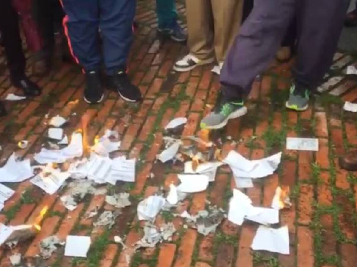 Vecinos de Bogotá quemaron sus recibos del impuesto predial