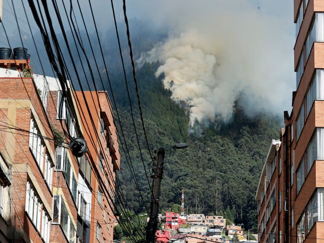 El humo de los incendios se ha metido a nuestras casas: Habitante de Chapinero, Bogotá