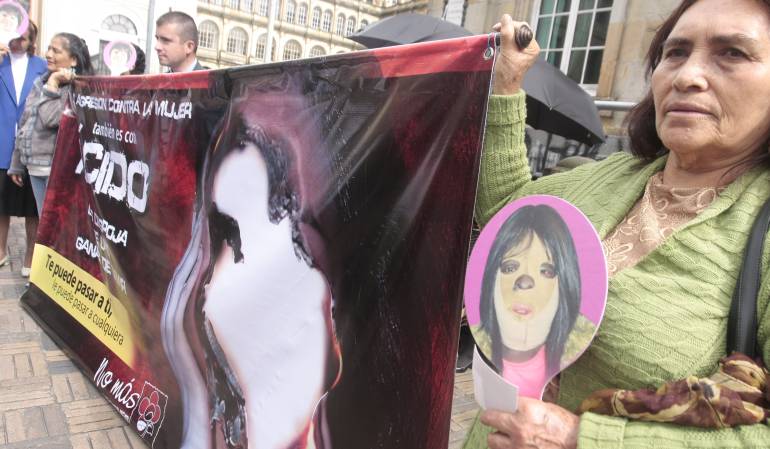 Invima evaluará medicamento para tratar ataques con ácido.