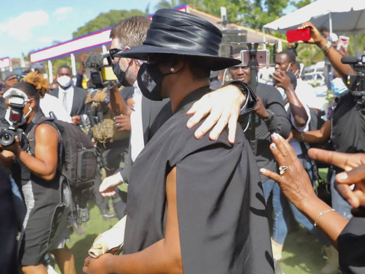 Con disturbios y señalamientos de traición se cumple funeral de Moise