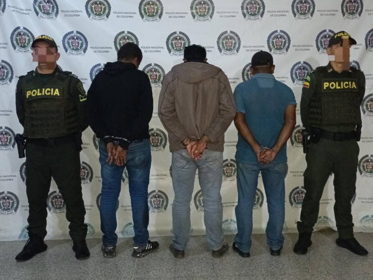 Tres hombres que transportaban 11 migrantes irregulares fueron capturados en Antioquia