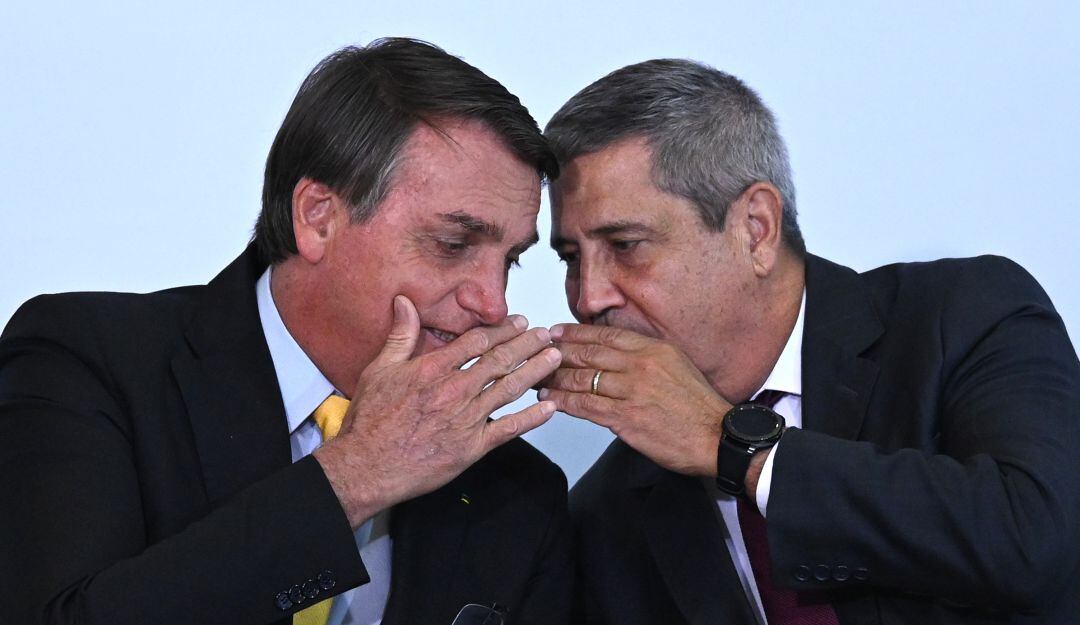 El presidente Jair Bolsonaro junto a su nuevo ministro de Defensa