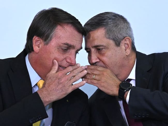 El presidente Jair Bolsonaro junto a su nuevo ministro de Defensa