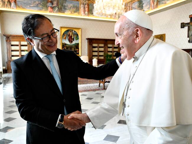 Papa Francisco se reúne con el Presidente de Colombia Gustavo en el Palacio Apostólico del Vaticano.  (Foto de Vatican Media vía Vatican Pool/Getty Images)