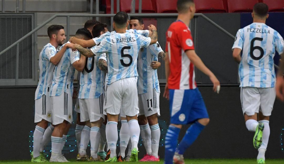 Los jugadores de Argentina festejan el gol del 'Papu' Gómez.