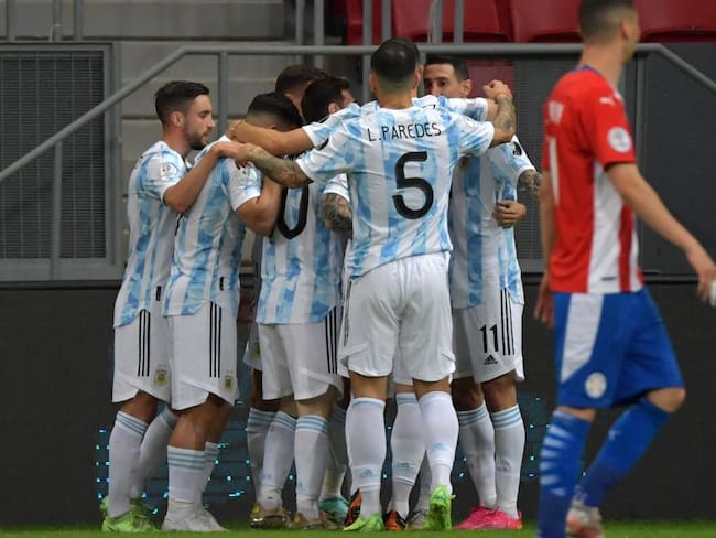 Los jugadores de Argentina festejan el gol del &#039;Papu&#039; Gómez.