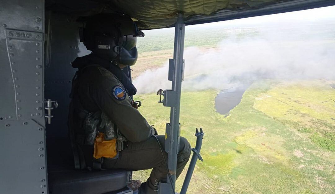 Con el apoyo de la Fuerza Aérea fue controlado el incendio en el parque Isla Salamanca.