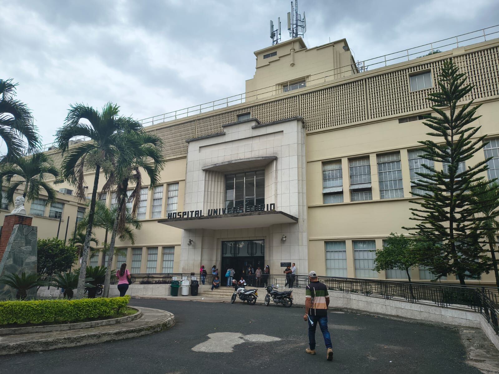 El hospital departamental del Valle cuenta con 120 camas registradas en urgencias, pero a diario funcionan 200 camillas por la alta demanda.