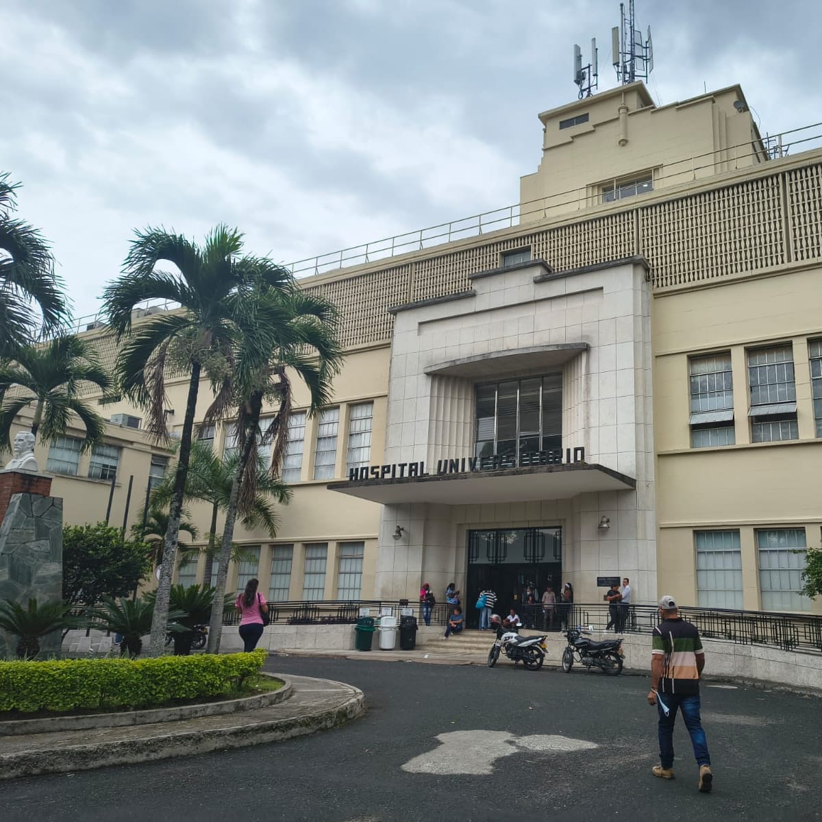 “Nos tocó atender a los pacientes en el jardín de la clínica”: jefe de cirugía del Hospital Univalle