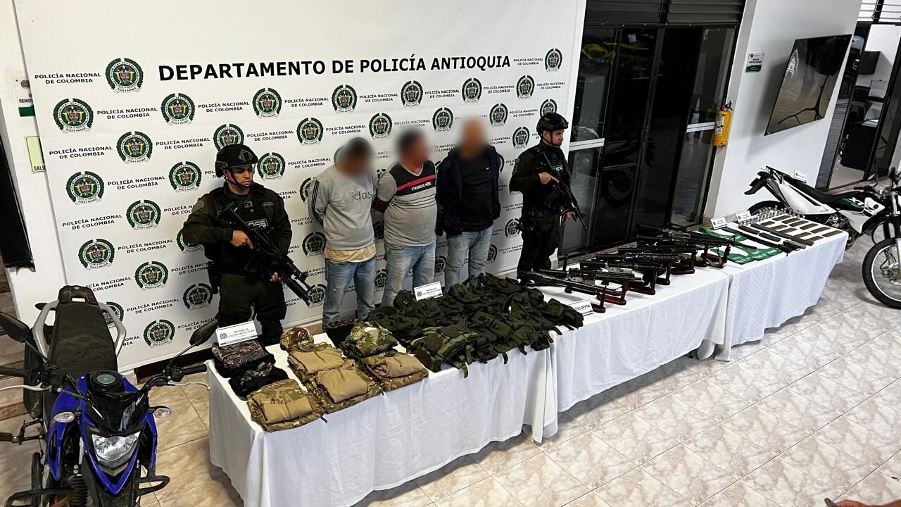 capturados y armas incautadas- foto policía Antioquia